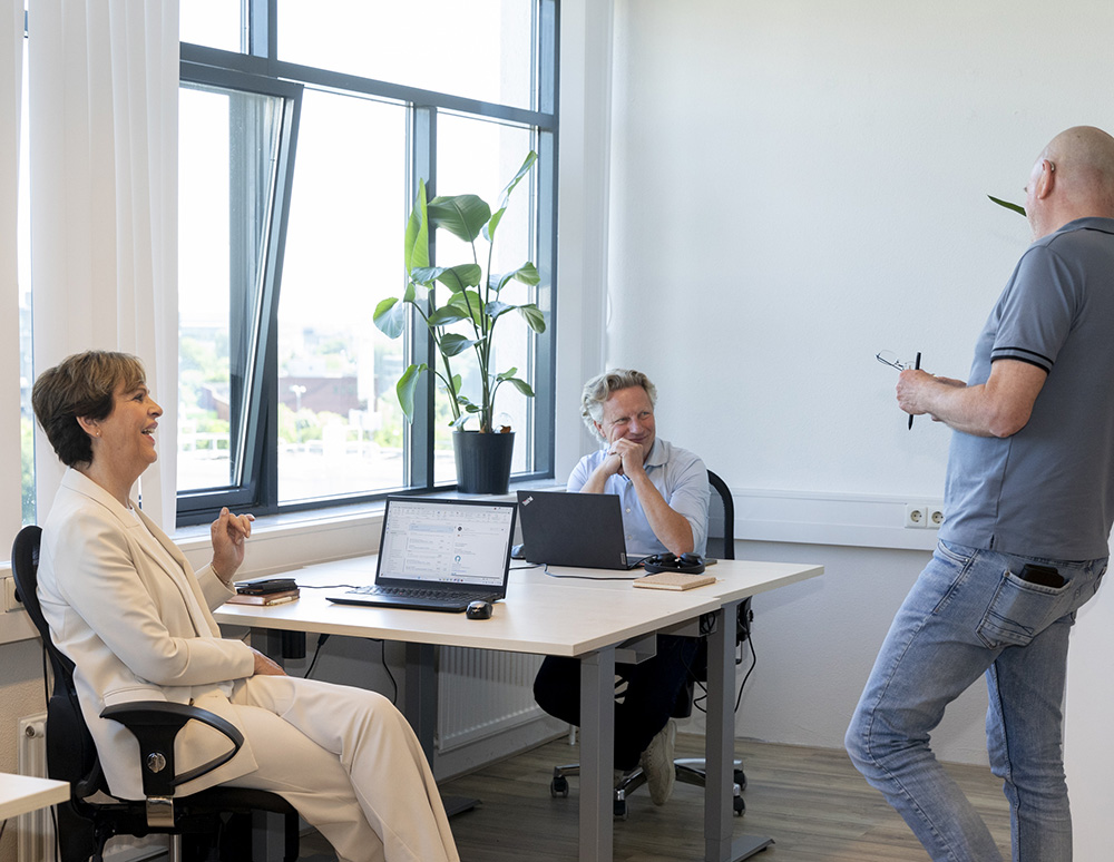 Collega's van MatchcareWerkt in gesprek over ontwikkeling en perspectief