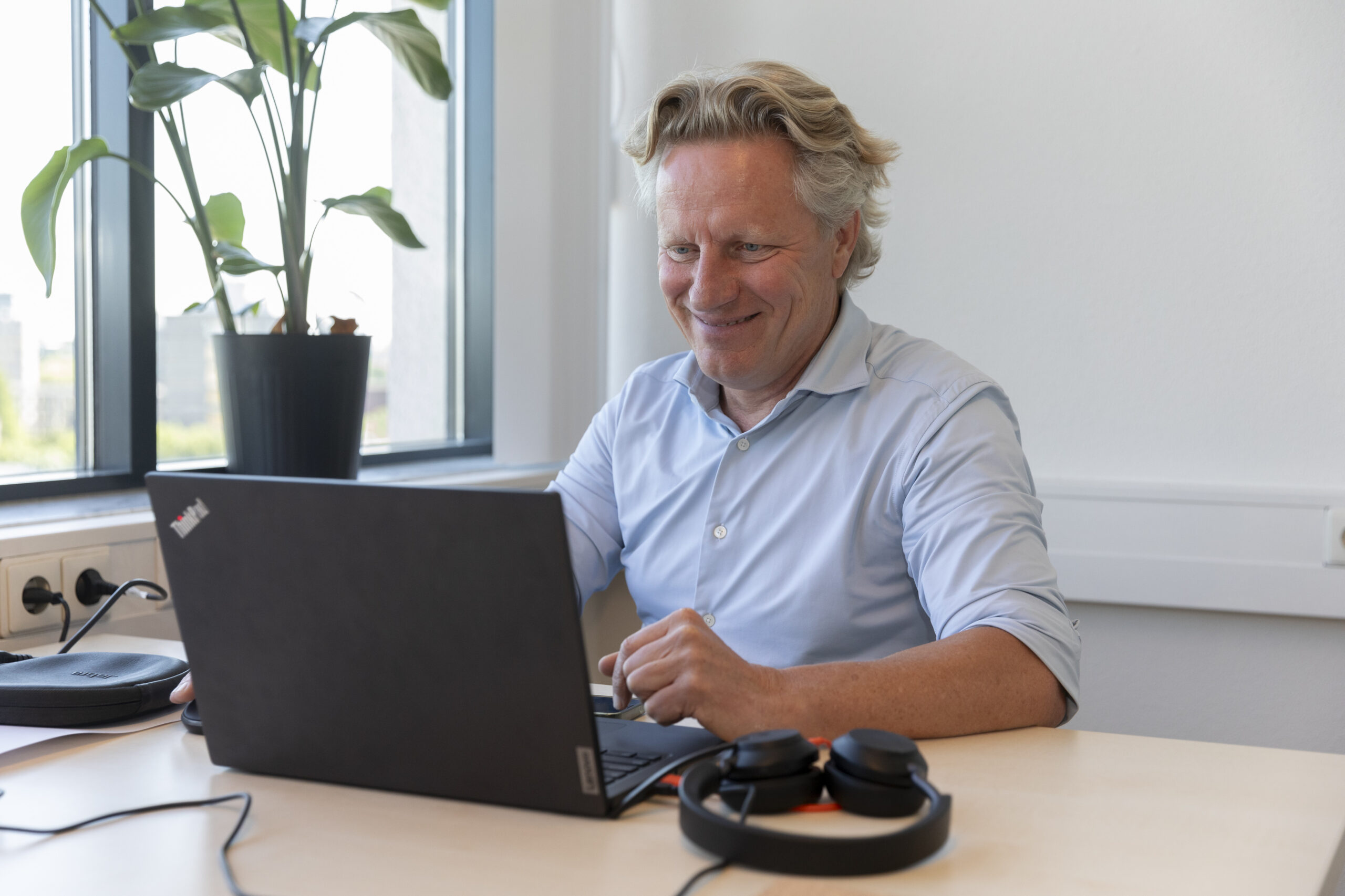 Persoon werkt achter een laptop